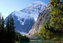 赛里木湖上演冰上龙舟竞赛.